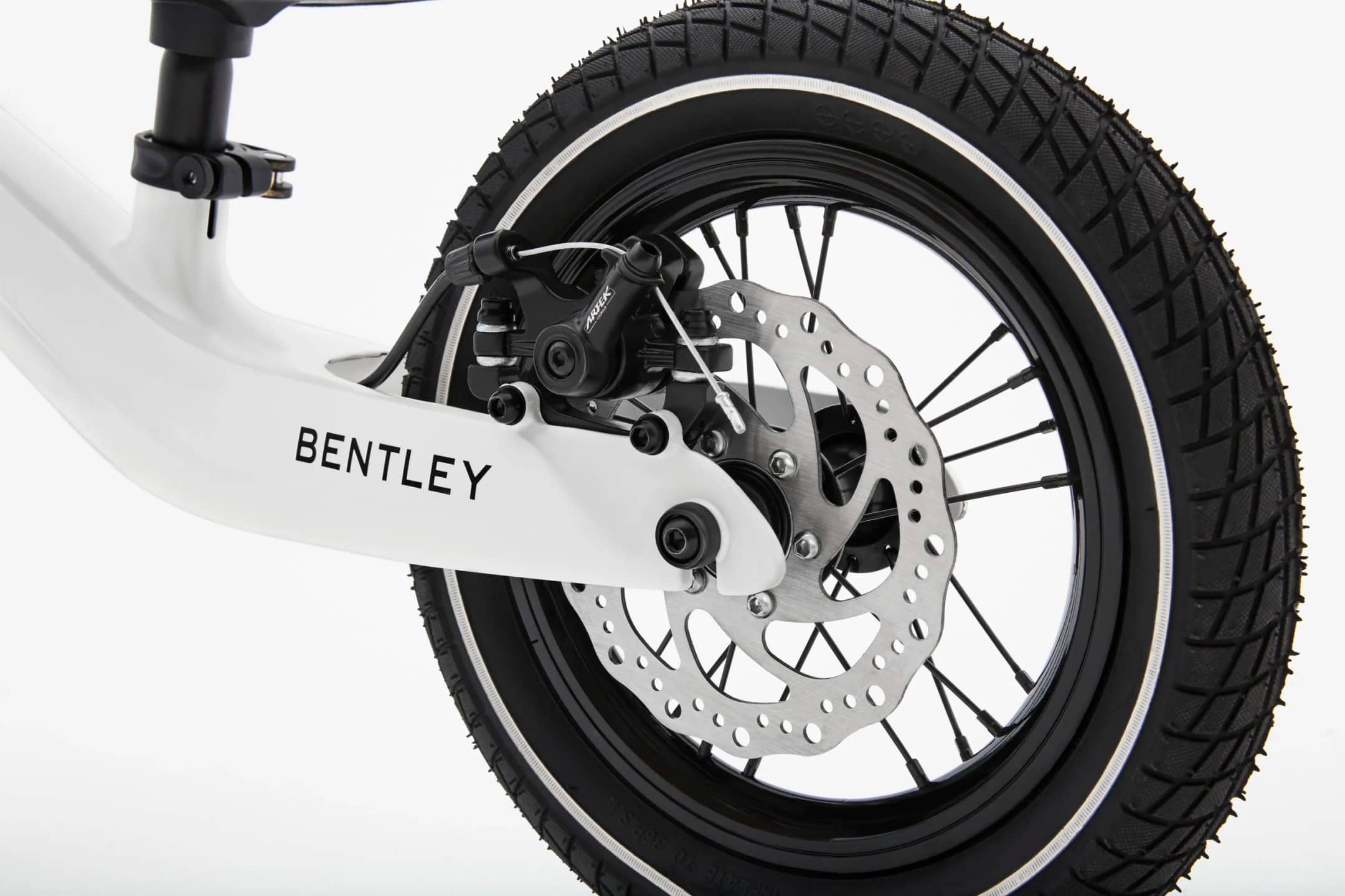 Детский беговел Bentley оборудован дисковым тормозом